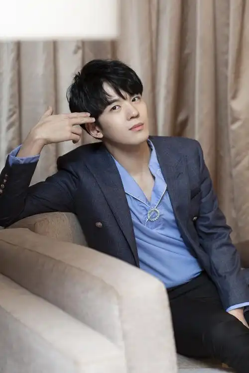 李振华,曾用艺名童卓,1994年5月20日出生于山西省临汾市,中国男歌手