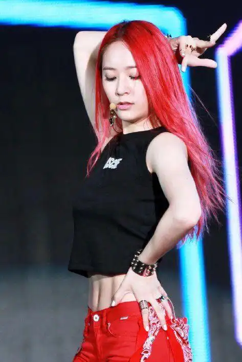 女星腹肌杀,赵丽颖若隐若现宋茜线条优越,四十岁的她赢了