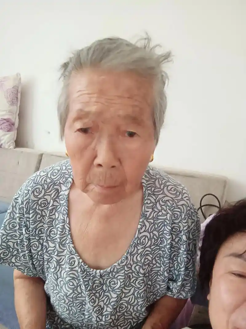 只有照片能记录这份珍贵 母亲辛苦一辈子,老了眼睛看不清,腿 - 抖音