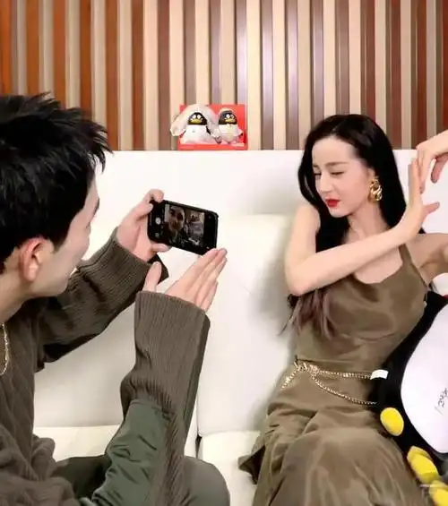 迪丽热巴与吴磊直播露蝴蝶背互拍时热巴却被坑认证粉丝名好逗