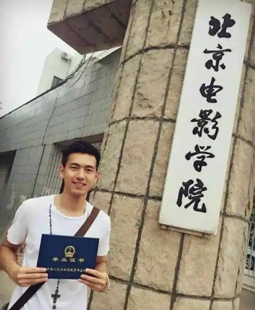 痞可帅大叔-李现应该是童话里走出来的白马王子_happy_高中_情人节