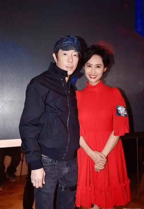 朱茵终究是老了,穿撞色针织衫与老公拍写真,面部岁月感明显_颜色_时尚