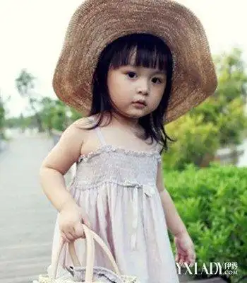 乌黑顺直的发丝剪成齐刘海披肩中短发,环绕着胖乎乎的小脸,萌萌哒,带