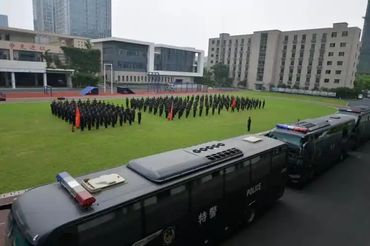 警务app 警察叔叔新闻中心 >>正文在杭州市公安局特警支队祥符基地