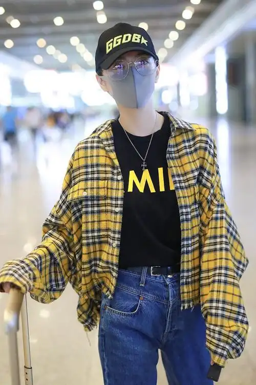 酷girl秒上线景甜穿黄色格子衫搭牛仔裤现身机场又美又帅气