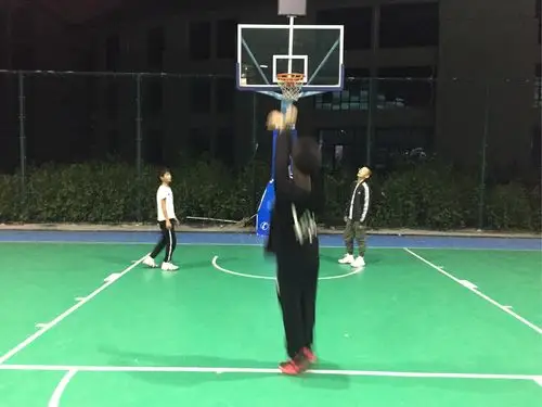 晚上肯定要去运动一下啦,与朋友打球.