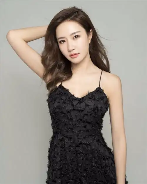 韩雨芹优雅黑裙写真曝光  气质迷人仙气爆表