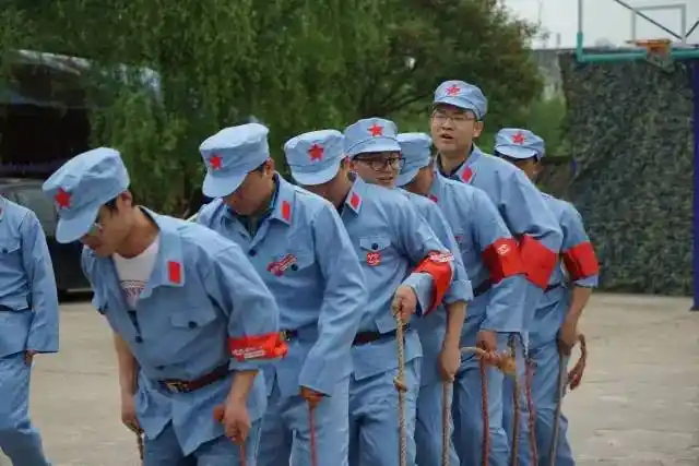 体验红军战场的残酷上膛,瞄准,此刻我就是战场上的红军战士这姿势和