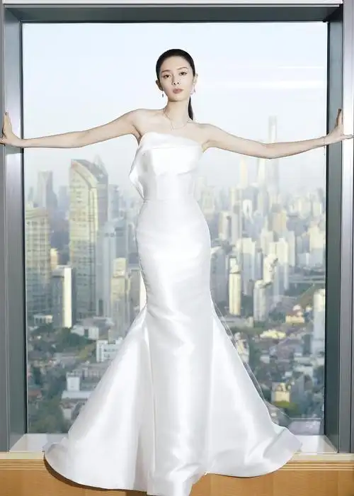 410傅菁延迟绽放的白色蝴蝶兰在璀璨的无限梦率里熠熠发光感谢我们的