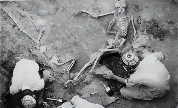 伊朗一对情侣躲进谷仓中拥吻被考古学家发现时已经吻了2800年