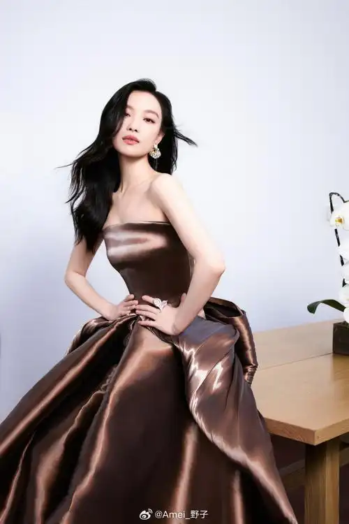 倪妮pura70风尚之夜#美丽的棕色系礼服就是倪妮的统治区,为什么有人