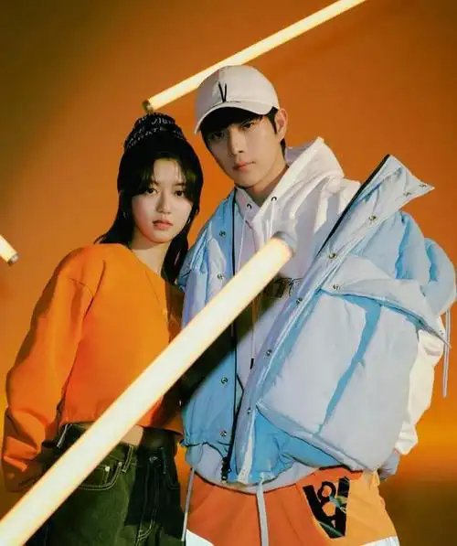 热播剧《顶楼2》剧中搭档金永大和金贤秀携手一起拍摄海报