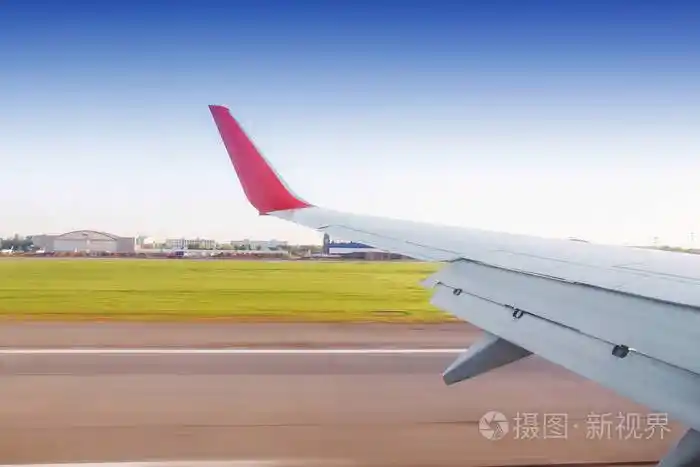 飞机降落速度或从窗口起飞的机翼视图