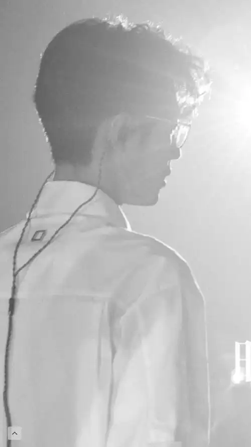 陈情令泰国见面会肖战时尚芭莎白衬衫眼镜好a