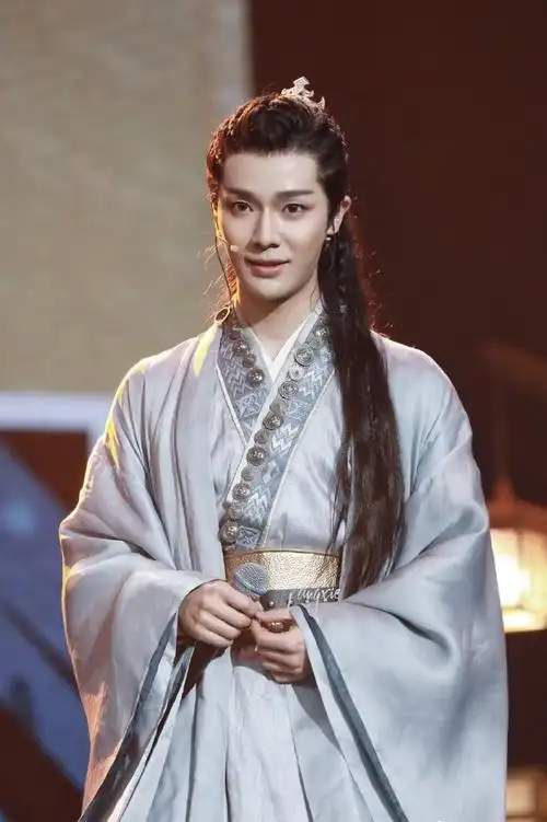 这不,他以#芙蓉肌品牌大使李岱昆#身份翩翩而至,焕然一新的古装形象是