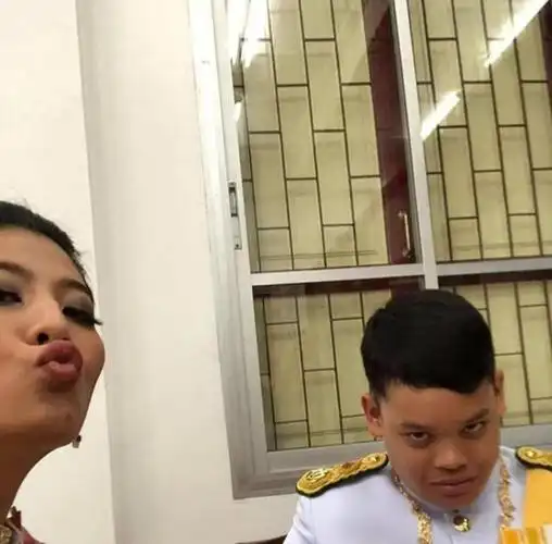 却在老国王祭日抱姐姐嬉戏,场面混乱|皇室|王室|泰国国王_网易订阅