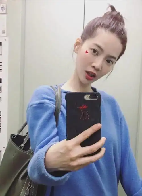 31岁曾之乔太爱在电梯自拍了每套穿搭都个性时尚辰亦儒知道吗