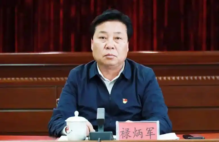 胡敬斌主持召开县委常委会扩大会议