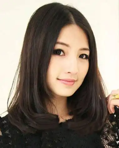 中分内卷齐肩梨花头发型