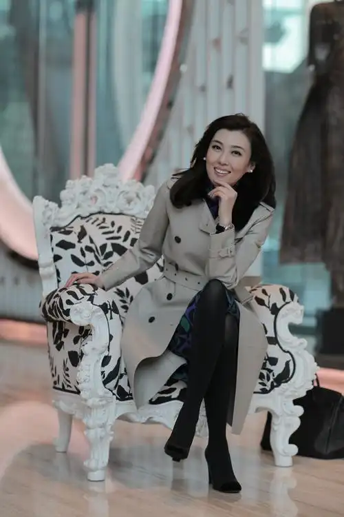 39岁央视主持人李红近照好看吗?