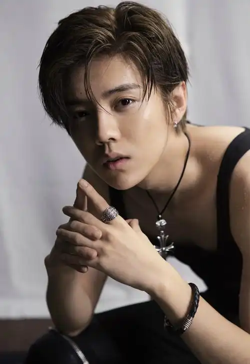 p>鹿晗(lu han),1990年4月20日出生于北京市海淀区,中国内地流行乐男