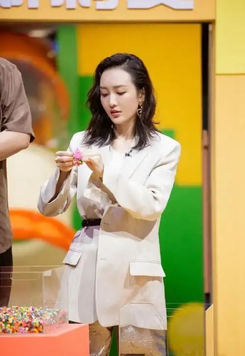 王鸥真会玩,西装内搭束胸,腰带里系一半外系一半,真够前卫