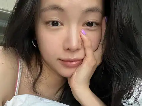 对素颜自信,apink前成员孙娜恩,躺在床上自拍,身材圆润有型