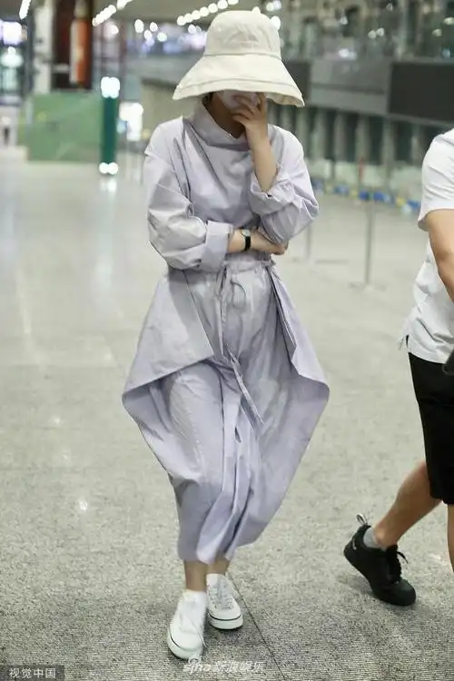 赵丽颖产后现身机场包裹严实 独自推行李见镜头捂脸娇羞