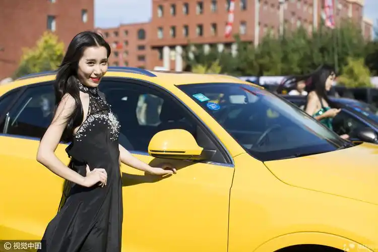 长春一大学校园办车展 美女豪车云集