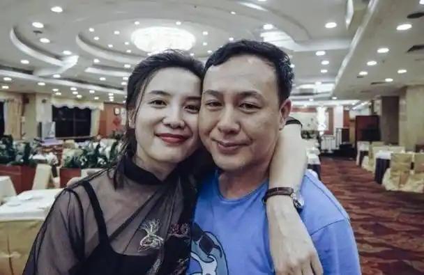 张颂文与宋佳尺度戏,男方"咸猪手"引争议,网友:滤镜碎了一地