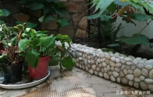 破旧一楼院子摇身一变精致花园!鹅卵石粘的花坛鱼池,完全看不腻