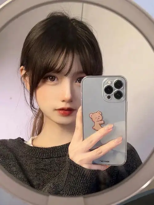 我用的台灯手机在镜子边缘一点点 放大拍 脸尽量放在正中间 不然会