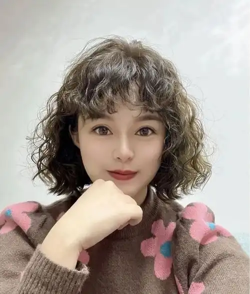 2022流行整头烫,蓬蓬的很洋气,很适合头发少的姐妹|烫发|卷发|发型|发