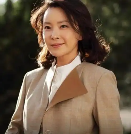 她是张嘉译前妻离婚后爱上孙红雷没成想最终却嫁给了他