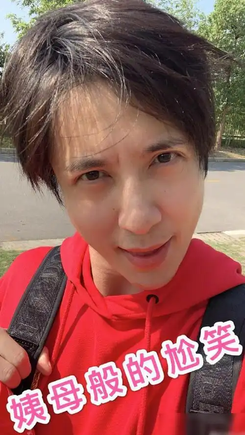 被质疑整容后薛之谦晒出素颜自拍配文姨母般的尬笑