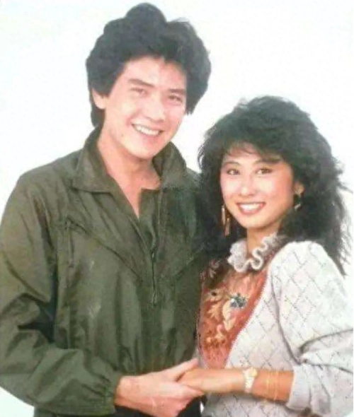 回顾费翔与叶倩文分手后现未婚63岁大胆露腹肌一根胸毛卖15万