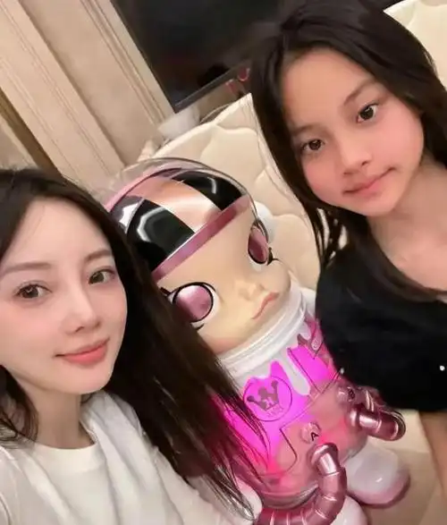 甜馨不受压岁钱争议影响与妈妈李小璐自拍好漂亮