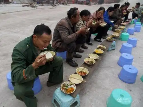 老刘是在工地上班的中年男子,他在工地干了四年了.