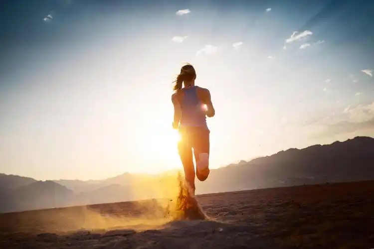 系鞋带的女人户外越野跑在夏天阳光锻炼健身健康男性登山者登上勃朗