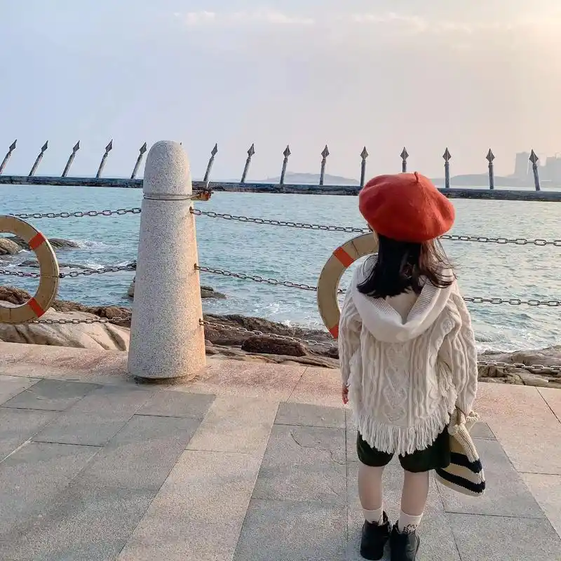 三岁女孩的背影合集