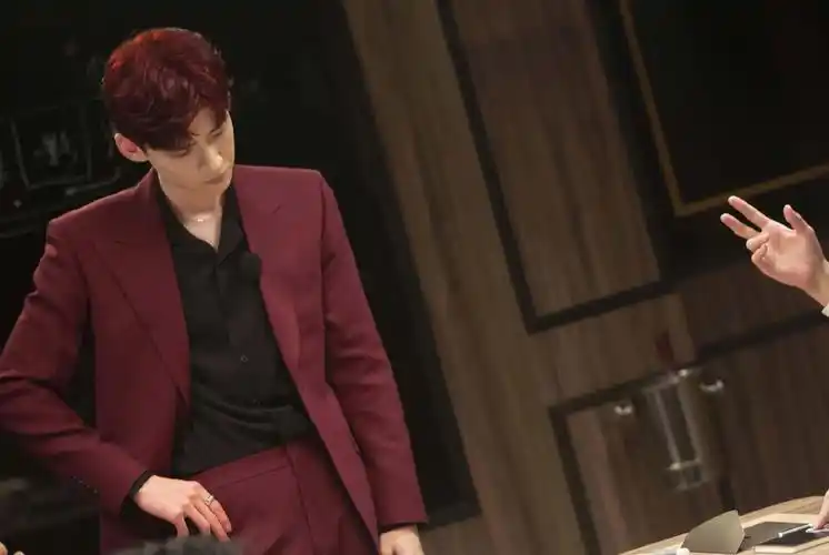 简介:白敬亭红色西装帅气图片,分享一组白敬亭图片给大家,图中的明星