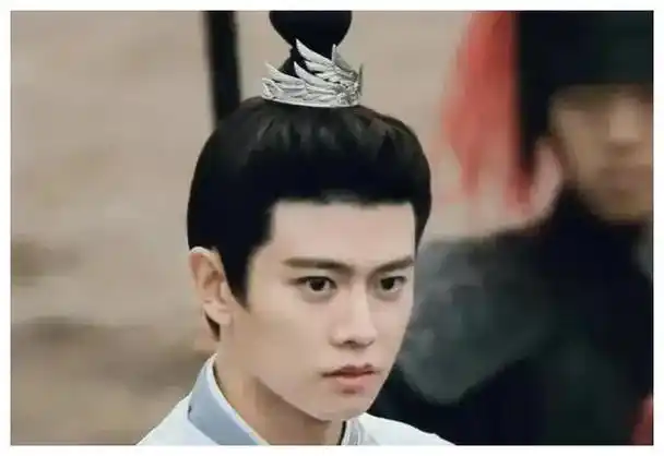 任嘉伦新剧遭吐槽烈焰造型争议马苏刘海难融入