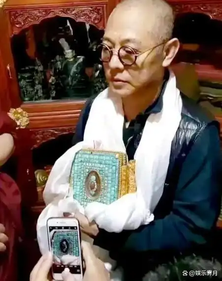 李连杰前往五台山礼佛,步履蹒跚,状态不佳,晚年令人唏嘘不已!