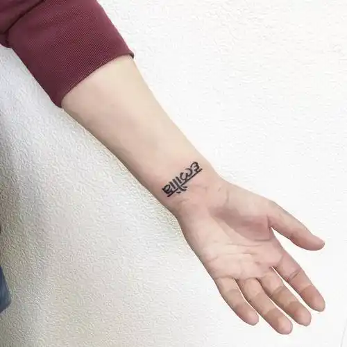 手腕小清新泰文字符纹身图案