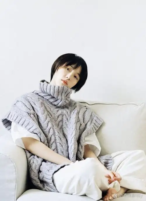 成果,你坐在沙发上的样子真的很迷人,给人一种清新自然的感觉,仿佛