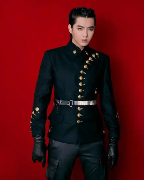 吴亦凡真的胖了黑色军装服变身冷血军阀