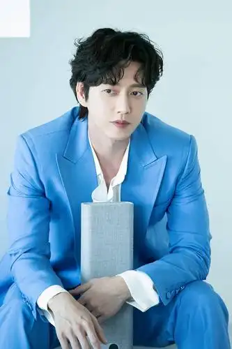 朴海镇最新广告拍摄花絮公开 清爽造型诠释"行走的画报"