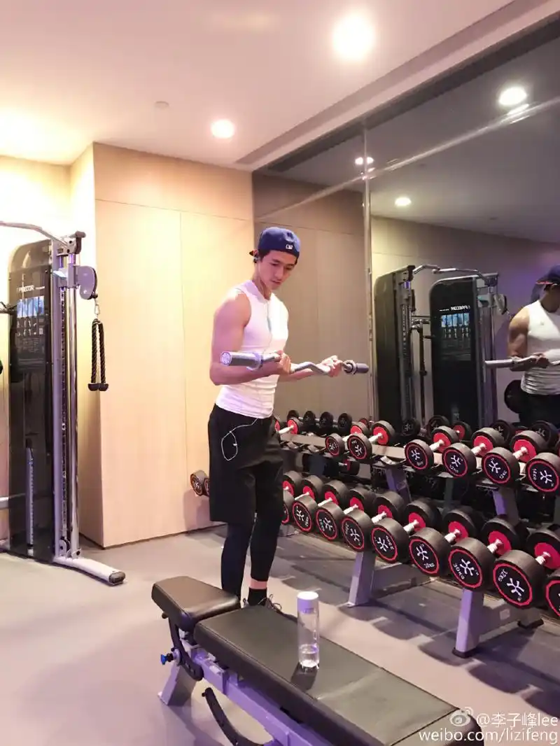 组图:嫩模李子峰健身秀肌肉 麒麟臂结实抢镜_高清图集_新浪网