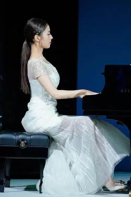 朗朗娇妻吉娜惊艳亮相穿白色闪钻裙典雅高贵尽显女人魅力