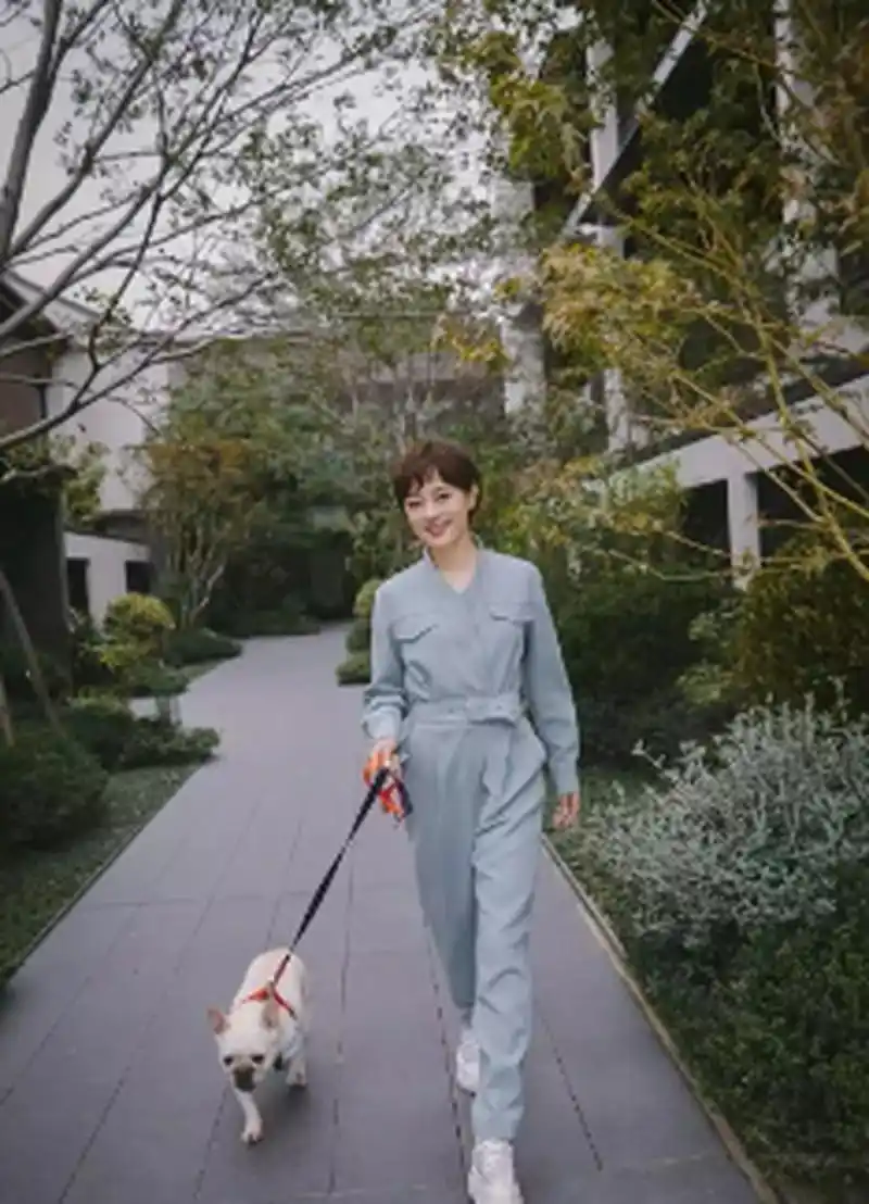 孙俪这个发型太绝了,刘海短发显脸小又精致,连体裤穿搭重回颜值巅峰